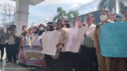 Minta Nasib Diperjuangkan, Honorer Demo di DPRD Barut